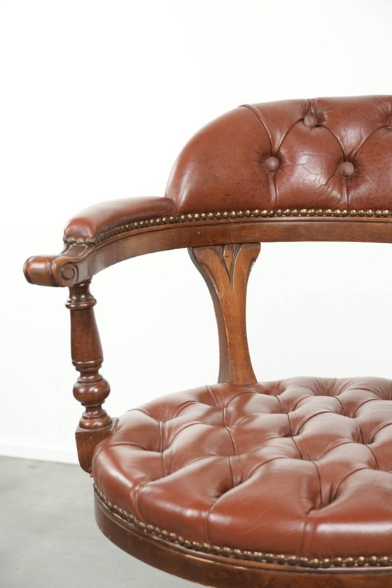 Image 1 of Rundleren draaibare Engelse stijl chesterfield bureaustoel in een mooie bruine kleur