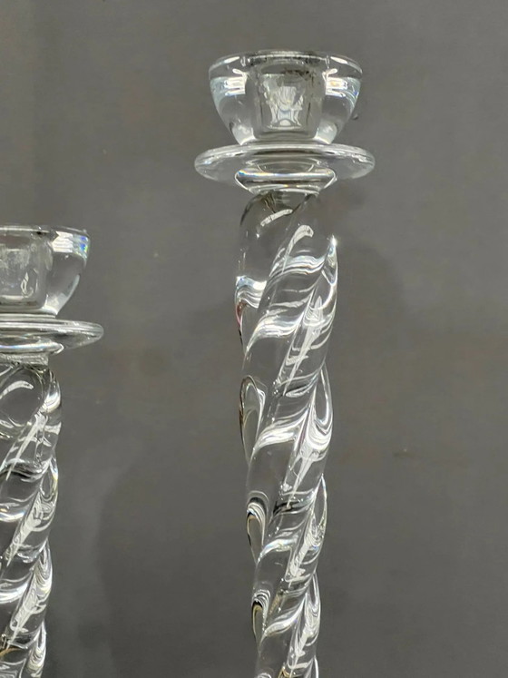 Ann Wahlstrom. Dos candelabros de diseño con forma retorcida, elaborados en cristal macizo. – Kosta Boda (photo 3 of 7)