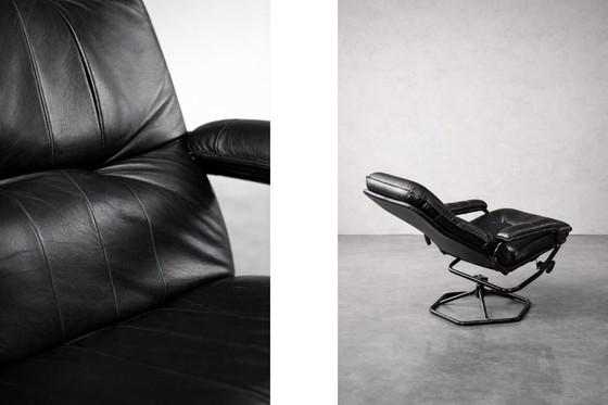 Image 1 of Poltrona girevole e pouf in pelle nera danese moderna vintage di metà secolo di Unico, anni '70, set di 2