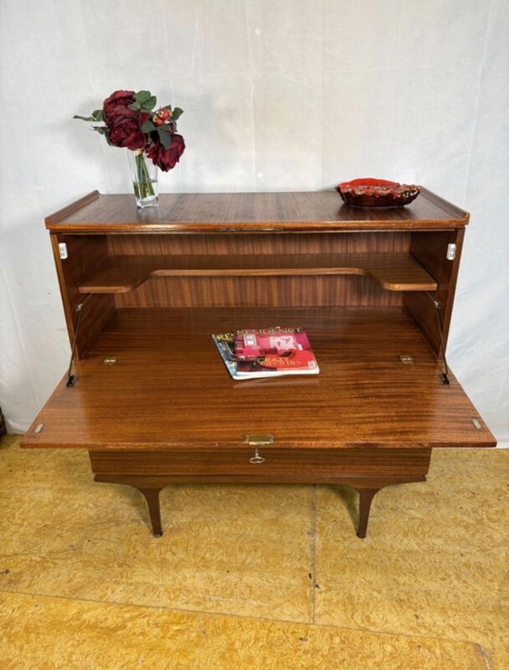 Image 1 of Mid-Century retro vintage teakhouten bureau van Meredew uit 1960. Groot schrijfoppervlak • Deens design • Elegante opbergruimte