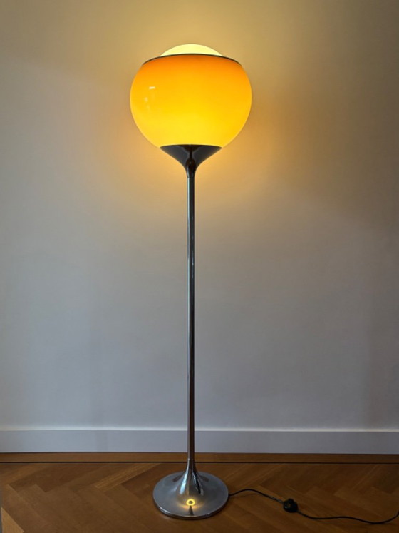 Lampada da terra 'Flash' 'Bud Grande' Space Age Harvey Guzzini anni '70 – Lampade da terra, Plexiglass (photo 9 of 13)