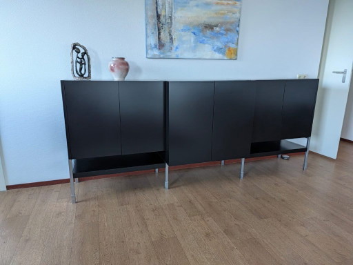 Schwarzes Sideboard mit silberfarbenen Beinen