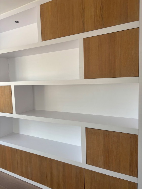 Image 1 of Moderne witte designkast op maat met warm hout