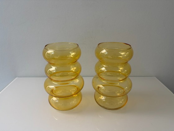 Set aus 2 bernsteinfarbenen Glasvasen im organischen Design (photo 2 of 7)
