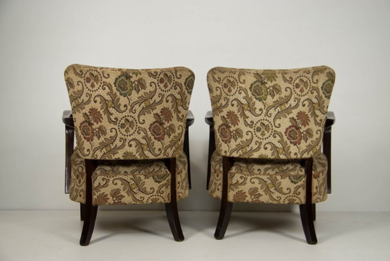 Image 1 of Een paar art deco fauteuils van gebogen hout met originele bloemenbekleding, circa jaren 1930.