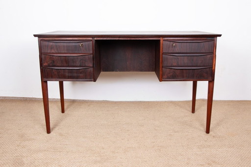Escritorio danés con base de palisandro y teca, diseñado por Johannes Andersen en 1960.