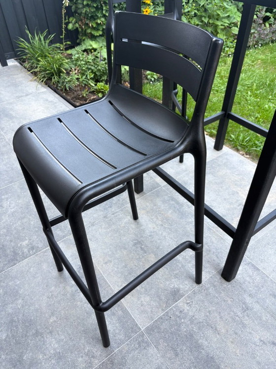 Image 1 of 2 zwarte kunststof barkrukken voor buiten