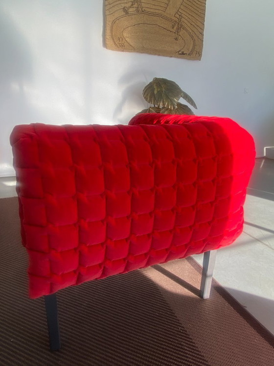 Image 1 of Inga Sempe - Ligne Roset Ruché Poltrona e chaise longue Rivestimento in velluto rosso e gambe in legno grigio 2025