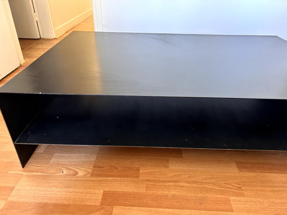 Image 1 of Mesa de centro de diseño de metal negro