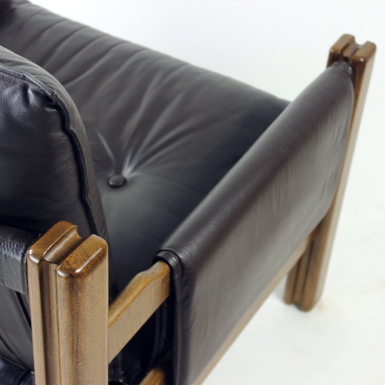 Image 1 of Bruine leren en walnoten lounge stoelen van TON, Tsjecho-Slowakije, set van 2