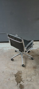 Lucy Italia light softpad in de style van Eames Vitra 