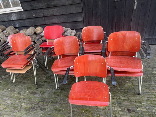 Chaises d'école authentiques