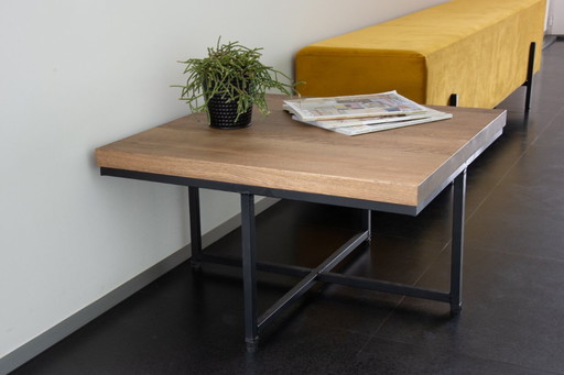 Mesa de centro de roble natural de 80x80 cm.