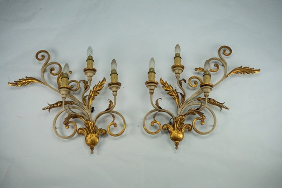 Image 1 of Coppia di grandi lampade da parete floreali in metallo dorato e laccato. Italia anni '60