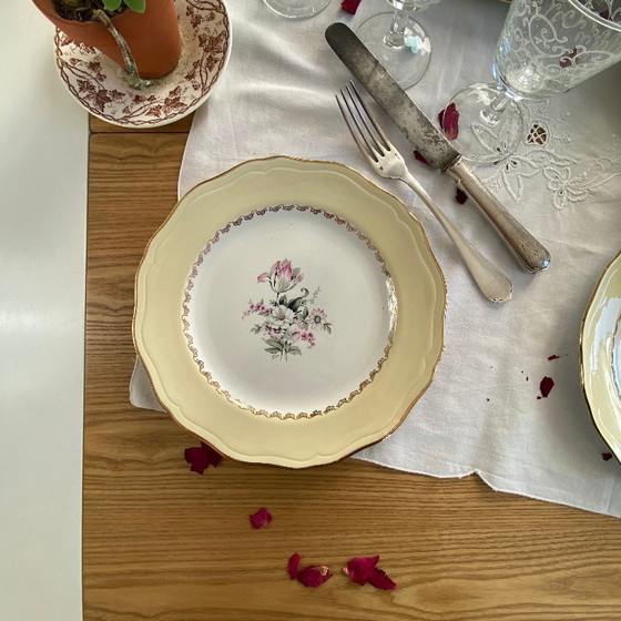Image 1 of 6 antieke crèmekleurige aardewerken dinerborden met gouden rand en bloemendecoratie, L'Amandinoise Brigitte-patroon, vintage