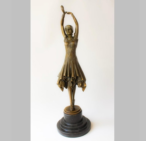 Originale Bronzeskulptur. Tänzerin aus Chiparus-Bronze mit erhobenen Händen – Vintage-Bronze. Dekoration.