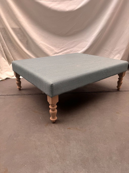 Vast gestoffeerde pouf