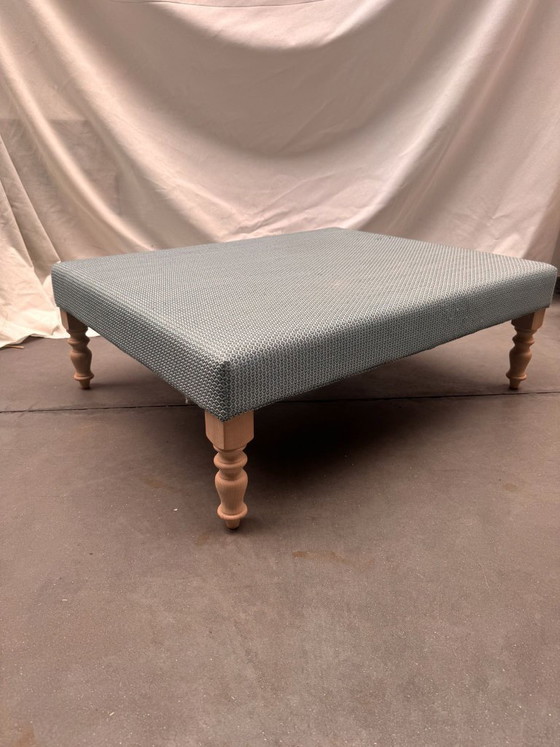 Image 1 of Vast gestoffeerde pouf