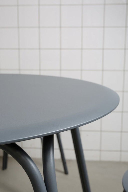 Table grise avec quatre tabourets
