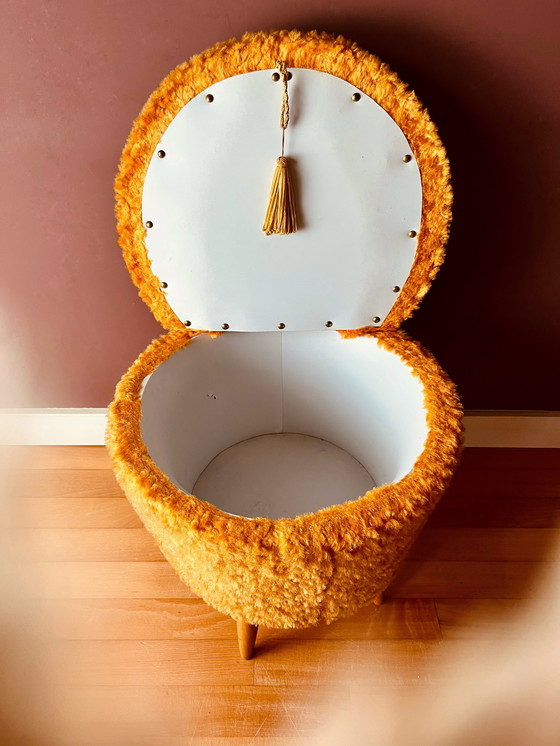 Image 1 of Puf de peluche ocre de los años 60