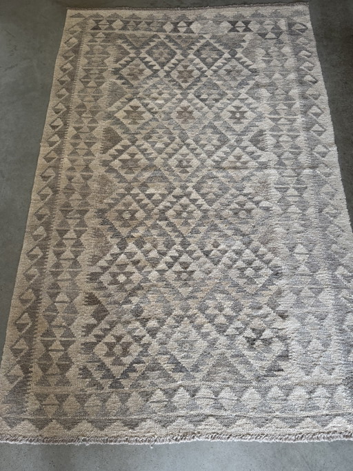 Kilim di lana annodato a mano, stile berbero, tonalità della terra, senza tempo.