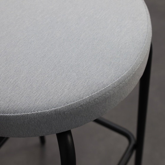 Image 1 of Mélange de 4 tabourets de bar par Puik Design