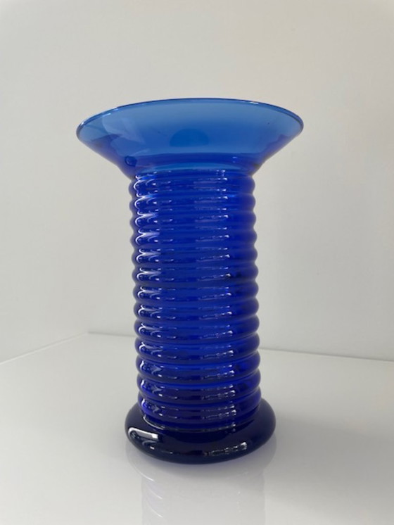 Image 1 of Postmoderne vintage vaas – saffierblauw ribbelglas (22cm)