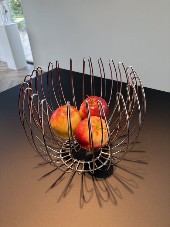 Image 1 of Cesta de fruta de diseño fabricada en acero inoxidable.