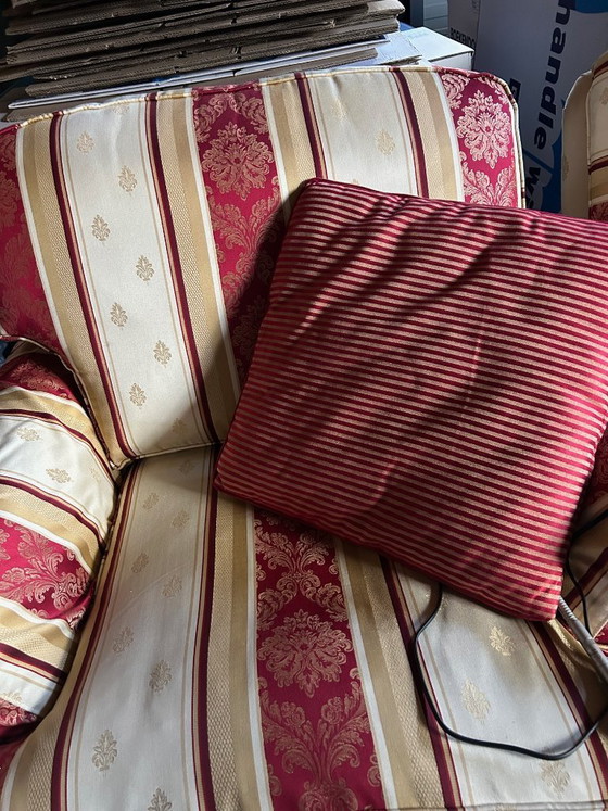 Image 1 of Divano a 3 posti, 2 poltrone e pouf, realizzati a mano in stile inglese.