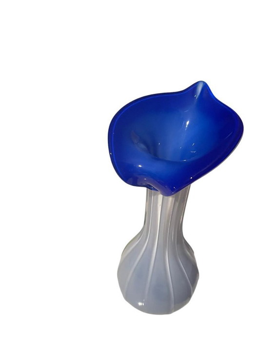 Image 1 of Vase vintage en verre d'art – Forme de lys calla bleu et blanc (20 cm)