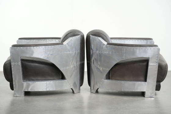Image 1 of 2x robuste, industrietaugliche Sessel im Aviator-Design aus schwarzem Rindsleder mit Aluminiumverzierungen und Nieten