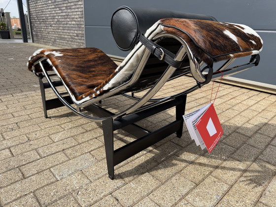 Image 1 of Cassina LC4 Le Corbusier d'origine, cuir de vachette, neuf dans sa boîte