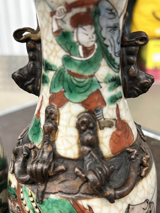 Image 1 of Porseleinen vazen met krijtwitte glazuur en krijgsscènes in Nanking-stijl gemaakt rond 1880-1900