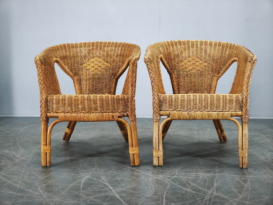 Image 1 of Conjunto de salón italiano de ratán y mimbre de los años 50, con cuatro sillones y mesa.