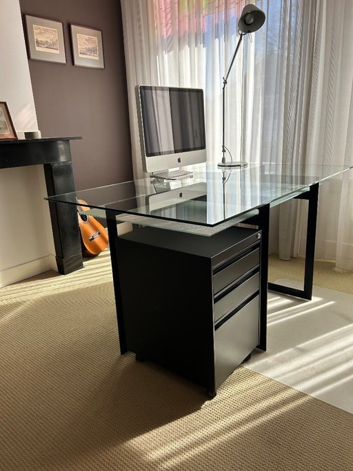 Bureau Van Glas en Staal