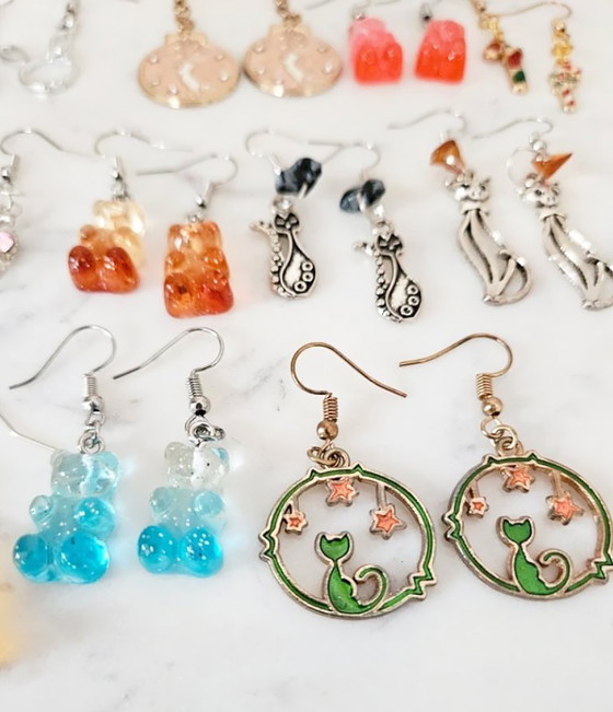 Image 1 of Lot 18 paires boucles d'oreilles fantaisie animaux chat oursons feuilles perles noël et émail