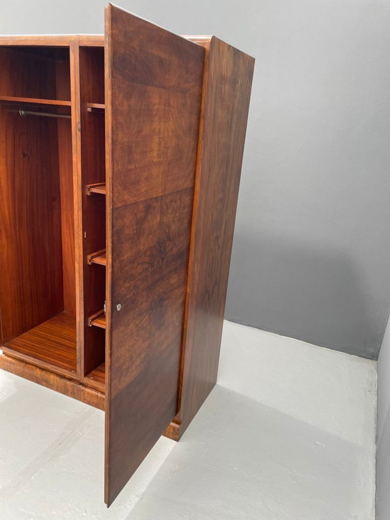 Image 1 of Restaurierter Kleiderschrank aus Nussbaumfurnier mit Art-Déco-Einfluss, 1960er Jahre