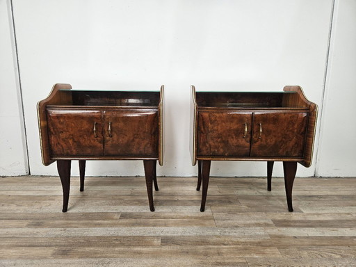 Mesitas de noche de madera de nogal con tapa de cristal doble.