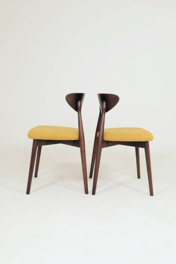 Image 1 of Set moderno di 4 sedie da pranzo, in bouclé color ocra e legno di faggio noce scuro.