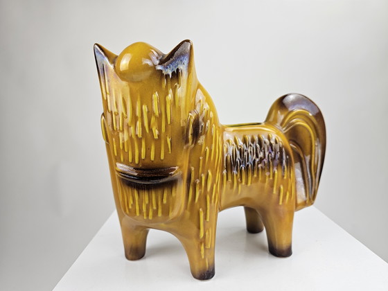 Image 1 of Pot à plantes en céramique jaune en forme de cheval (Italie)