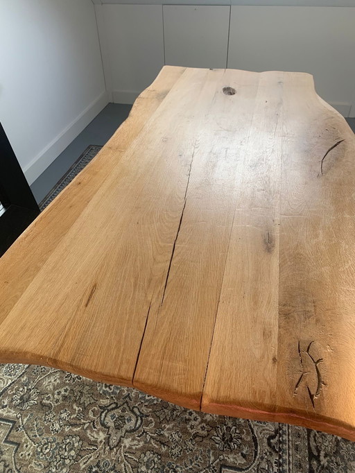 Table en chêne de forme organique avec pied en fonte