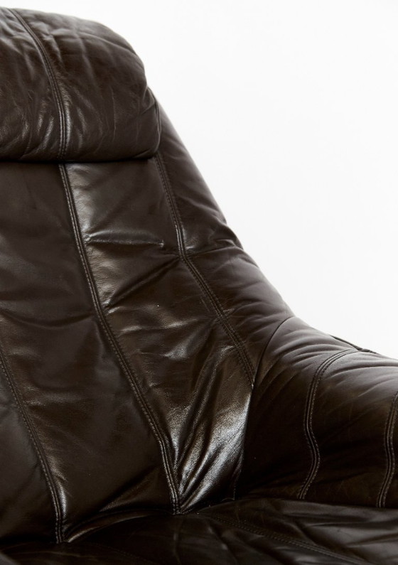 Image 1 of Fauteuil en voetenbank van bamboe en leer