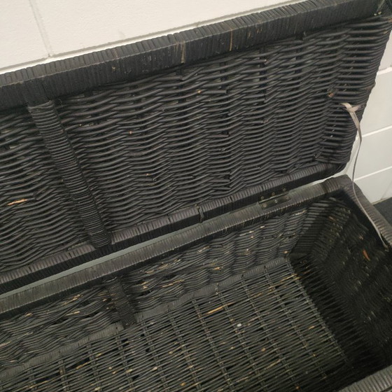 Image 1 of Brede en grote vintage/retro rieten/rotan opbergmand (1.2 meter breed)