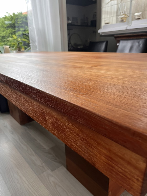 Image 1 of Table de salle à manger en teck massif.