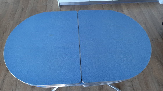Tavolo da pranzo in stile retrò anni '50 con piano in Formica blu. – Tavoli da pranzo, Metal, Aluminium (photo 6 of 7)