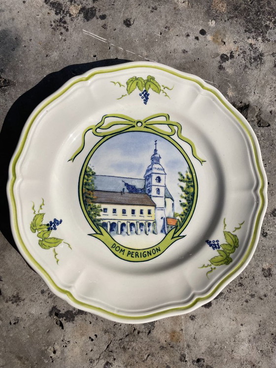 Image 1 of Par de platos Longchamp con diseño de viñedo – Clos Vougeot y Dom Pérignon