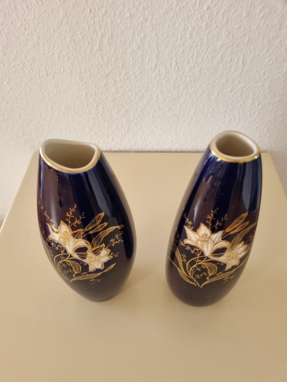 Image 1 of Limburgse porseleinen vazen ​​(2x) – kobaltblauw met gouden lelies – vintage, made in Germany