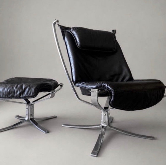 Image 1 of Sigurd Ressell – Falcon fauteuil met hoge rugleuning en voetenbank – Chroom en zwart leer – Noorwegen, ca. 1980