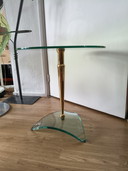 Mesa auxiliar de cristal y latón de diseño Hollywood Regency