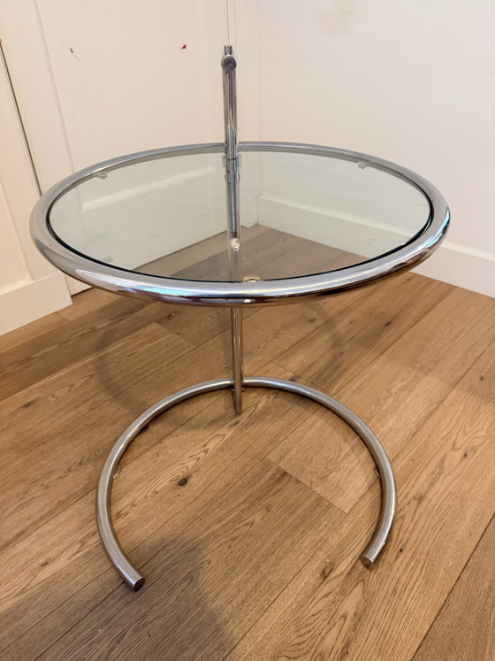 Tavolino laterale regolabile Vintage E1027 disegnato da Eileen Gray – Cromo e vetro – Tavolini, Chrome (photo 4 of 6)